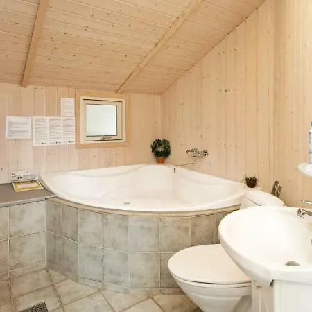 Casa de Férias Three-bedroom Holiday In Bjert 3 *